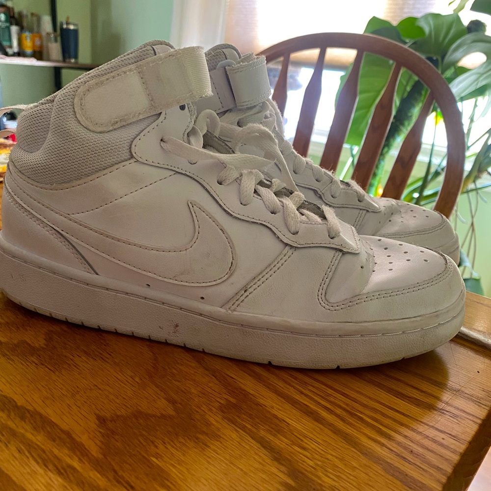 Mid white Nike shoes it’s in big kids size 6